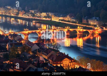 Heidelberg, Germania: Scena notturna del Ponte Vecchio sul fiume Neckar, vista aerea Foto Stock