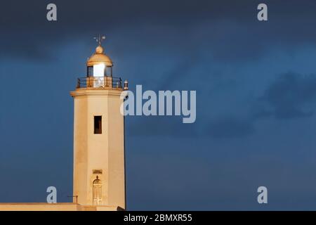 Faro Farol de Dona Maria Pia / Farol da Praia sulla punta Ponta Temerosa sull'isola di Santiago, Capo Verde / Cabo Verde Foto Stock