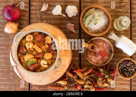 Jambalaya tradizionale serwed su piastra. Vista dall'alto. Piatto di pollo e riso con salsiccia e gamberi. Cibo speziato. Foto Stock