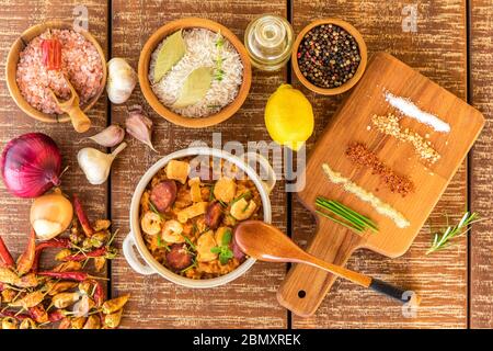 Jambalaya tradizionale serwed su piastra. Vista dall'alto. Piatto di pollo e riso con salsiccia e gamberi. Cibo speziato. Foto Stock