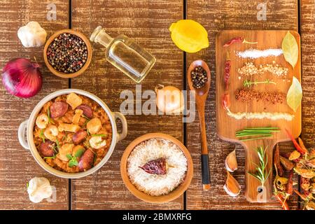 Jambalaya tradizionale serwed su piastra. Vista dall'alto. Piatto di pollo e riso con salsiccia e gamberi. Cibo speziato. Foto Stock