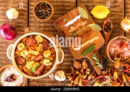 Jambalaya tradizionale serwed su piastra. Vista dall'alto. Piatto di pollo e riso con salsiccia e gamberi. Cibo speziato. Foto Stock