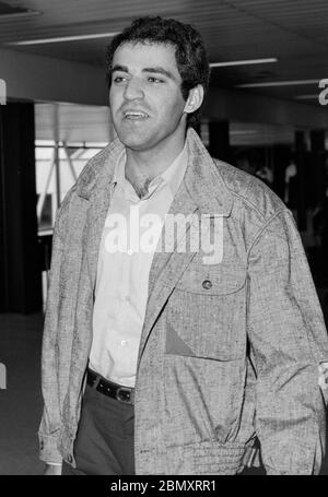 Il campione del mondo di Scacchi, il Gran Maestro Gary Kasparov, dalla Russia, arriva a Londra nel maggio 1986. Foto Stock