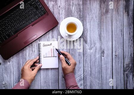 businessman che analizza i dati finanziari su blocco note, vista dall'alto Foto Stock