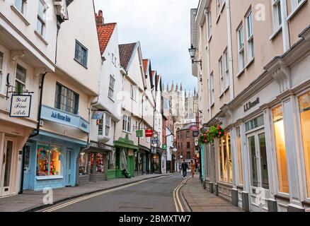 Street a York, Inghilterra, sera Foto Stock