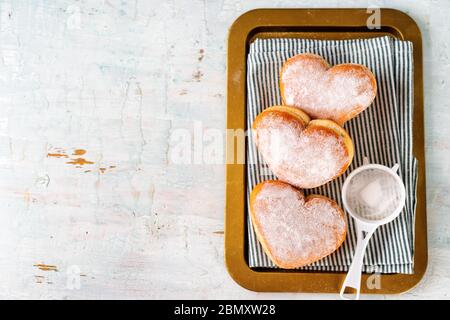 Vista dall'alto delle ciambelle a forma di cuore in un vassoio Foto Stock