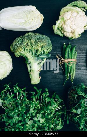 Verdure verdi e microgocce come concetto sano di alimentazione dell'orto fresco, producono organicamente cresciuto, mangiando pulito, detox e concetto di dieta heathy, Foto Stock