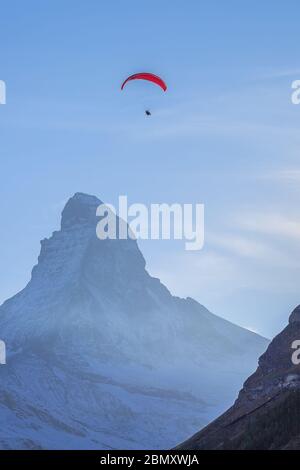 Parapendio su Monte Cervino Snow peak, alpi svizzere, Zermatt, Svizzera al tramonto Foto Stock