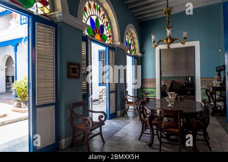 Sala da pranzo, Museo de ambiente Histórico Cubano, estensione ottocentesca della casa originale con mobili di alta qualità, Santiago de Cuba, Cuba Foto Stock