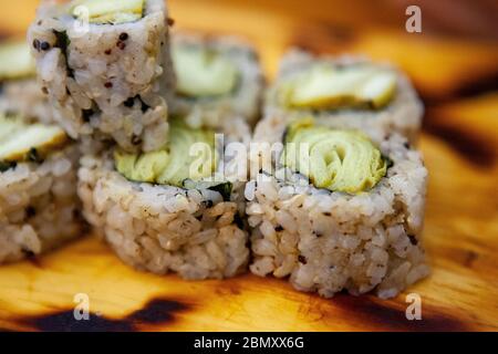 Una selezione di sushi vegetali si trova su un piatto di legno al Miya's Sushi a New Haven, CT, USA Foto Stock