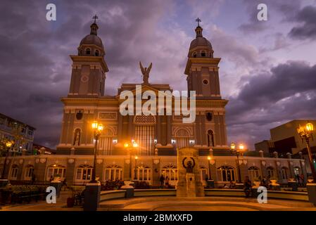 Cattedrale di nostra Signora dell'Assunzione di notte, Parque Cespedes, Santiago di Cuba, Cuba Foto Stock