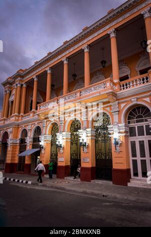 Grandi edifici storici al Parque Cespede di notte, piazza centrale della città, Santiago de Cuba, Cuba Foto Stock