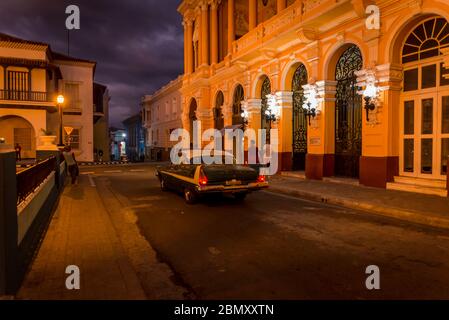Grandi edifici storici al Parque Cespede di notte, piazza centrale della città, Santiago de Cuba, Cuba Foto Stock
