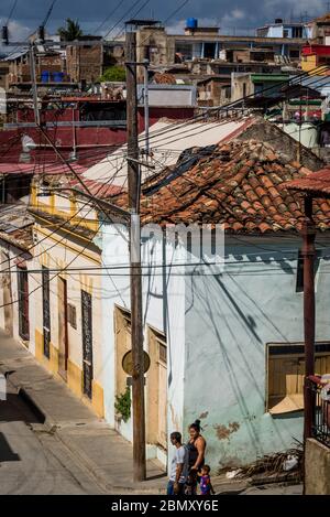 Strada in quartiere povero, Santiago de Cuba, Cuba Foto Stock