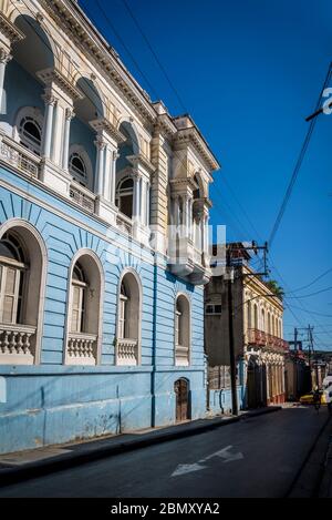 Edificio del XIX secolo, restaurato in modo splendido, costruito in stile eclettico, Calle Heredia, Santiago de Cuba, Cuba Foto Stock