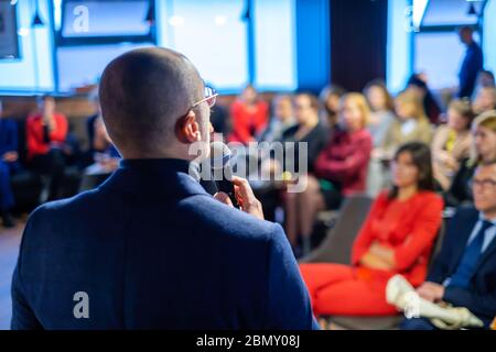 Presentatore maschio parla al pubblico Foto Stock