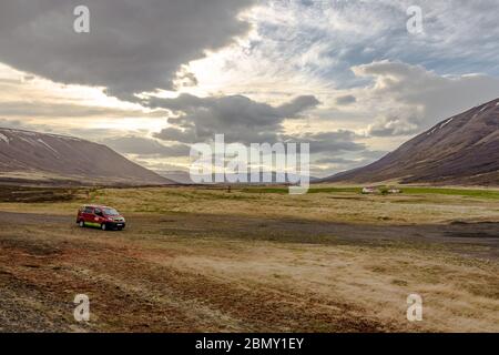 Un camper felice parcheggiato in una valle nel nord dell'Islanda Foto Stock