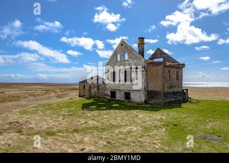 Le rovine di una casa colonica abbandonata in Islanda in giornata di sole Foto Stock