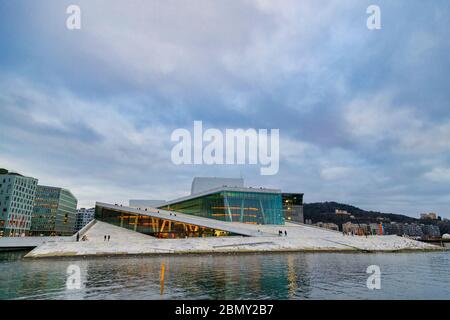 OSLO, NORVEGIA - CIRCA 2020: Splendida vista dal fiordo al Teatro Nazionale dell'Opera di Oslo Foto Stock