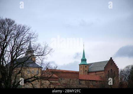 La Fortezza di Akershus è una storica struttura medievale del castello di Oslo, Norvegia, che ha giardini, cannoni e splendide viste dal parap circostante Foto Stock