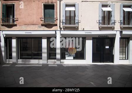 VENEZIA, ITALIA - 08 MAGGIO: Il lussuoso negozio di moda Chanel è chiuso per l'assenza di turisti. L'Italia è stata il primo paese ad imporre uno lo a livello nazionale Foto Stock