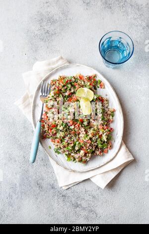 Insalata di Quinoa Quinua con pomodori ed erbe in ciotola bianca Foto Stock