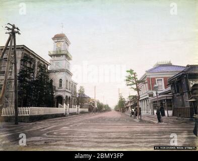 [ 1890 Giappone - Municipio di Yokohama ] - Torre dell'orologio del Municipio di Yokohama a Honcho-dori in Yokohama, Prefettura di Kanagawa. L'edificio è stato progettato dall'architetto americano Richard P. Bridgens (1819-1891). Fu completata nel 1874 (Meiji 7) e perduta in un incendio nel 1906 (Meiji 39). foto di albume vintage del xix secolo. Foto Stock