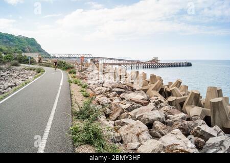 Percorso ciclabile sulla North Wales Expressway (A55) accanto al frangiflutti Foto Stock