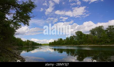 Vista panoramica del lago tra alberi e cielo Foto Stock
