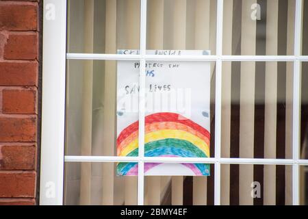 Sheffield UK – Aprile 09 2020: Un disegno arcobaleno nella finestra soggiorno a casa salvare vite durante il blocco Covid-19 a Hastilar Road South Foto Stock