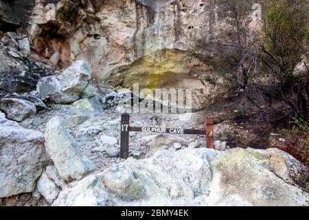 Grotta di zolfo, Wai-o-Tapu, caldera di Reporoa, nella zona vulcanica di Taupo in Nuova Zelanda. Foto Stock