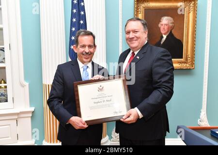Il Segretario Michael R. Pompeo si pone con l'Ambasciatore Stephen D. Mull il Segretario Michael R. Pompeo si pone con l'Ambasciatore Stephen D. Mull durante la cerimonia della bandiera, presso il Dipartimento di Stato di Washington, D.C., il 27 luglio 2018. Foto Stock