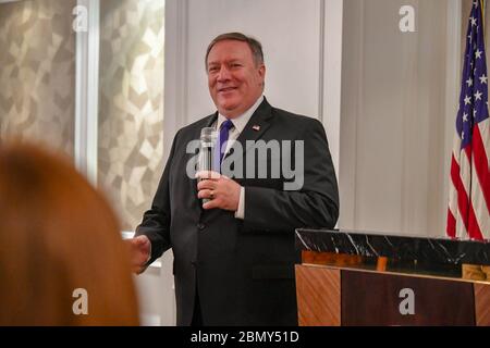 Il Segretario Pompeo parla al personale e alle famiglie dell'Ambasciata degli Stati Uniti il Segretario di Stato Michael R. Pompeo parla a un incontro e saluto dell'Ambasciata durante la sua visita a Kuala Lumpur, Malesia, 3 agosto 2018. Foto Stock