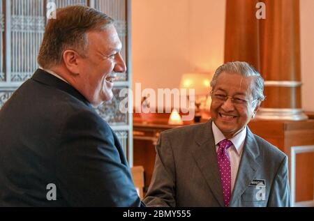 Il Segretario Pompeo e il primo Ministro malese Mahathir Mohamad il Segretario di Stato Michael R. Pompeo incontra il primo Ministro malese Tun Dr. Mahathir Mohamad presso il primo Ministro di Putrajaya, Malaysia, il 3 agosto 2018. Foto Stock