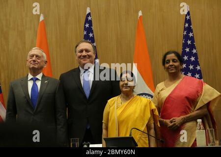 Il Segretario Pompeo si pone per una foto con il Segretario Mattis, il Ministro degli Affari Esteri indiano Swarj e il Ministro della Difesa indiano Sitharaman dopo il dialogo 2+2 il Segretario di Stato americano Michael R. Pompeo si pone per una foto con il Segretario della Difesa statunitense Jim Mattis, Ministro indiano degli Affari esteri Sushma Swaraj e Ministro indiano della difesa Nirmala Sitharaman dopo la conclusione del dialogo 2+2, a Nuova Delhi, India, 6 settembre 2018. Foto Stock