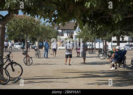 Un gioco di bocce in corso a Les-Stes-Maries-de-la-Mer, Bouches-du-Rhône, Provenza Foto Stock