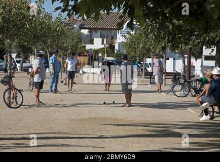 Un gioco di bocce in corso a Les-Stes-Maries-de-la-Mer, Bouches-du-Rhône, Provenza Foto Stock