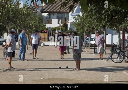 Un gioco di bocce in corso a Les-Stes-Maries-de-la-Mer, Bouches-du-Rhône, Provenza Foto Stock