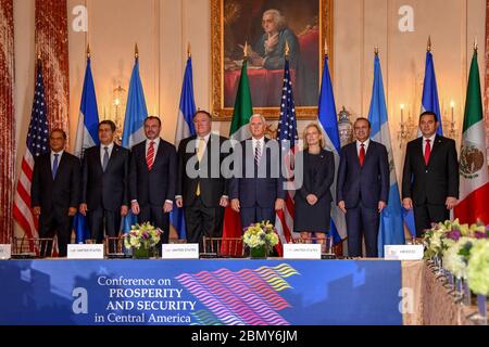 Vice Presidente Pence, Segretario Pompeo, e Segretario Nielsen posa per la foto di famiglia alla Conferenza sulla prosperità e la sicurezza in America Centrale Vice Presidente Michael R. Pence, Segretario di Stato Michael R. Pompeo, E il Segretario della sicurezza interna Kirstjen M. Nielsen posa per una foto con i leader del Messico, Honduras, Guatemala e El Salvador alla Conferenza sulla prosperità e la sicurezza in America centrale, presso il Dipartimento di Stato di Washington, D.C., il 11 ottobre 2018. Foto Stock