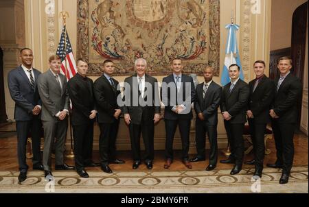 Il Segretario Tillerson pone per una foto con l'Ambasciata degli Stati Uniti Argentina distaccamento marino il Segretario di Stato degli Stati Uniti Rex Tillerson pone per una foto con l'Ambasciata degli Stati Uniti Argentina distaccamento marino a Buenos Aires, Argentina, il 4 febbraio 2018. Foto Stock