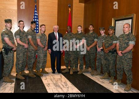 Il Segretario Tillerson pone per una foto con la Missione Perù distaccamento marino il Segretario di Stato americano Rex Tillerson pone per una foto con l'Ambasciata degli Stati Uniti Lima distaccamento marino a Lima, Perù, il 6 febbraio 2018. Foto Stock