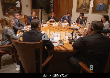 Il Segretario Pompeo partecipa a un incontro bilaterale con il Segretario di Stato messicano designato Ebrard il Segretario di Stato americano Michael R. Pompeo partecipa a un incontro bilaterale con il Segretario di Stato messicano designato Marcelo Ebrard a Città del Messico il 19 ottobre 2018. Foto Stock