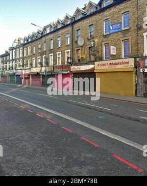 Londra, Regno Unito - 31 marzo 2020: Linea di negozi con persiane chiuse su Lee High Street durante lo scoppio di coronavirus. Questi sono solitamente vigilia aperta Foto Stock