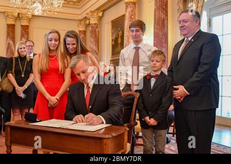 Il Segretario di Stato Michael Pompeo ospita la cerimonia di giuramento per John Cotton Richmond come Ambasciatore in generale per monitorare e combattere la tratta di persone presso il Dipartimento di Stato degli Stati Uniti il 14 novembre 2018. Foto Stock