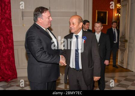 Il Segretario di Stato degli Stati Uniti Michael R. Pompeo partecipa a un pranzo condotto dal ministro degli Esteri francese Jean-Yves le Drian a Parigi, in Francia, l'11 novembre 2018. L'incontro si è concentrato sul rafforzamento delle relazioni diplomatiche USA-Francia e sulla discussione di questioni globali chiave. Foto Stock
