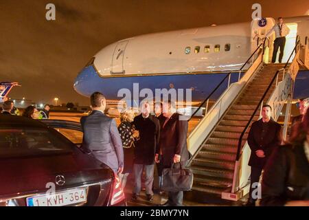 Il Segretario Pompeo arriva in Belgio per gli incontri della NATO il Segretario di Stato Michael R. Pompeo è accolto dal Vice Chef della Missione degli Stati Uniti presso l'Unione europea Mark Libby, Ambasciatore degli Stati Uniti in Belgio Ronald J. Gidwitz, E ambasciatore degli Stati Uniti presso la NATO Kay Bailey Hutchison, all'arrivo a Bruxelles, Belgio, il 3 dicembre 2018, per partecipare alla riunione semestrale dei Ministri degli Esteri della NATO. Foto Stock