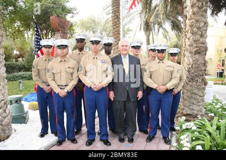 Il Segretario Tillerson posa per una foto con i membri distaccati della Guardia di sicurezza Marina in Kuwait il Segretario di Stato americano Rex Tillerson posa per una foto con i membri distaccati della Guardia di sicurezza Marina presso l'Ambasciata degli Stati Uniti in Kuwait, 13 febbraio 2018. Foto Stock