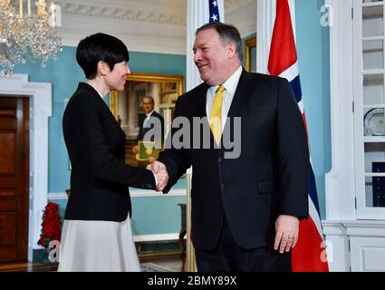 Il Segretario di Stato americano Mike Pompeo incontra il Ministro degli Esteri norvegese Ine Marie Eriksen Soreide al Dipartimento di Stato degli Stati Uniti a Washington, D.C., il 19 dicembre 2018, per discutere le relazioni bilaterali tra Stati Uniti e Norvegia. Foto Stock