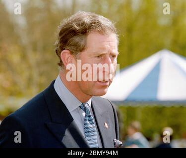 Royal visita a Sutton Scotney, Hampshire, Inghilterra, Regno Unito da Altezza Reale il Principe Charles Arthur George il Principe del Galles e conte di Chester, duca di Cornovaglia, duca di Rothesay mercoledì 22 aprile 1998 Foto Stock