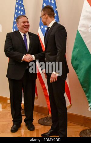 L'11 febbraio 2019, il Segretario di Stato degli Stati Uniti Michael Pompeo ha tenuto un incontro bilaterale con il ministro degli Esteri ungherese Peter Szijjarto a Budapest, discutendo questioni diplomatiche e politiche chiave tra gli Stati Uniti e l'Ungheria. Foto Stock